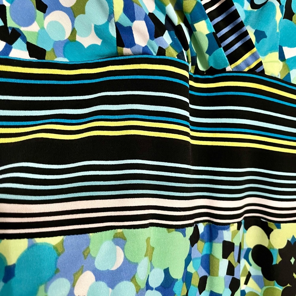 Beautiful Abstract Dress - Picture 4 of 4